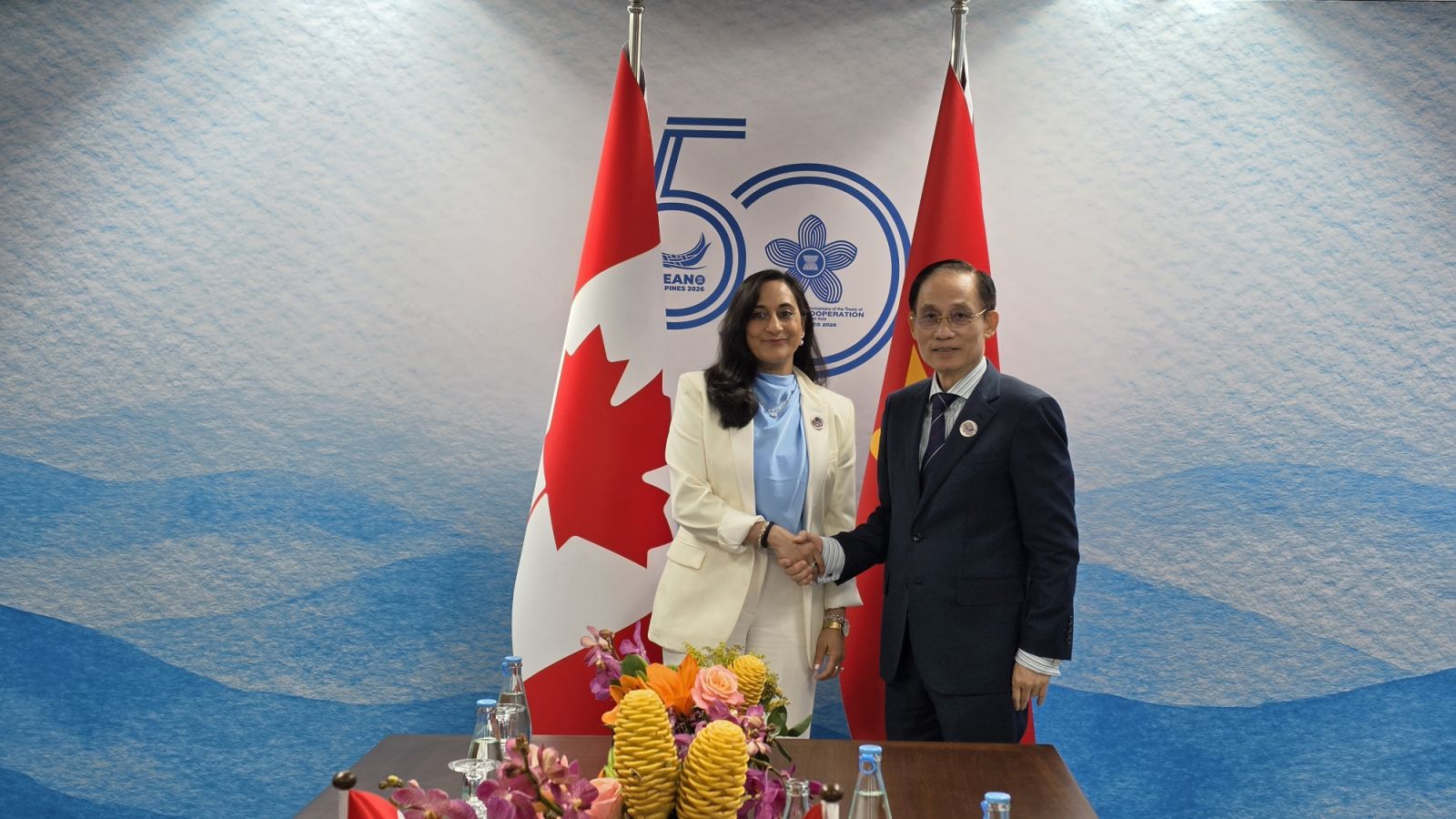 Uỷ viên Bộ Chính trị, Bộ trưởng Ngoại giao Lê Hoài Trung  gặp Bộ trưởng Ngoại giao Canada Anita Anand